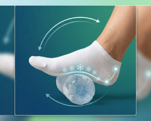 10년 차 도수치료사가 추천하는 족저근막염 자가 치료법 섬네일. 의자에 앉아 양말을 신은 환자가 얼린 생수병 위에 발바닥 아치를 올리고 부드럽게 굴리는 마사지 동작을 클로즈업했다.